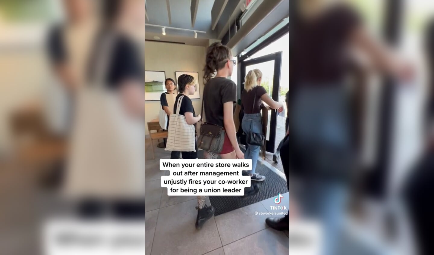 In de video op TikTok is te zien hoe Starbucks-werknemers solidair zijn met hun ontslagen collega.
