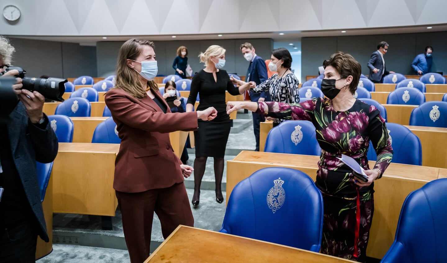 Vreugde bij politici van GroenLinks en PvdA, nadat een Kamermeerderheid stemt voor het afschaffen van de verplichte beraadtermijn bij abortus.