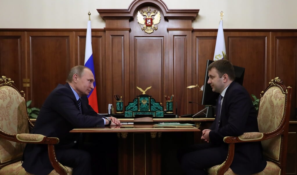 Op bezoek bij Vladimir Poetin in het Kremlin, in 2016: 'Maksim Stanislavovitsj, u werkt nog niet lang, maar u bent succesvol. Ik wil u de baan aanbieden van minister van Economische Ontwikkeling.'   (beeld epa / Michael Klimentyev)