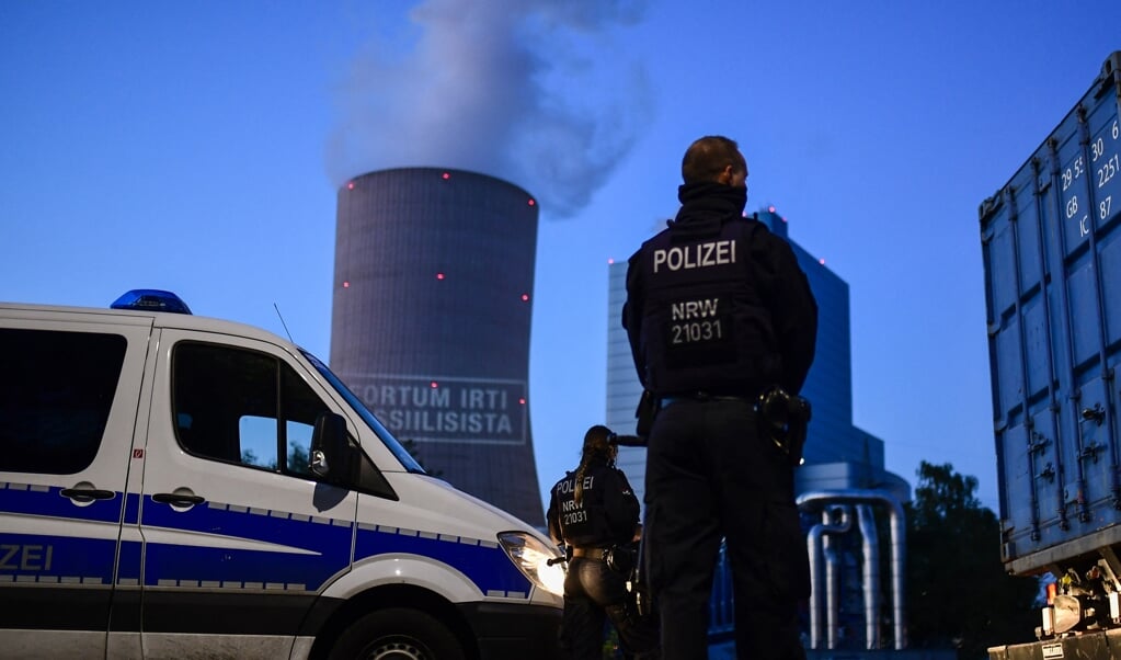 De Duitse politie keek toe terwijl Greenpeace op 30 mei 2020 een actie hield bij de kolencentrale Datteln IV.   (beeld afp / Ina Fassbender )