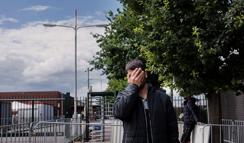Bilal uit Syrie wacht al dagen om zich te kunnen aanmelden als asielzoeker in het overvolle aanmeldcentru (beeld Jet Budelman)
