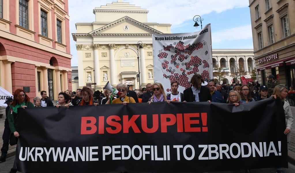 Een demonstratie tegen seksueel misbruik door Poolse geestelijken en de toedekking ervan door bisschoppen in 2018.  (beeld afp / Janek Skarzynski)