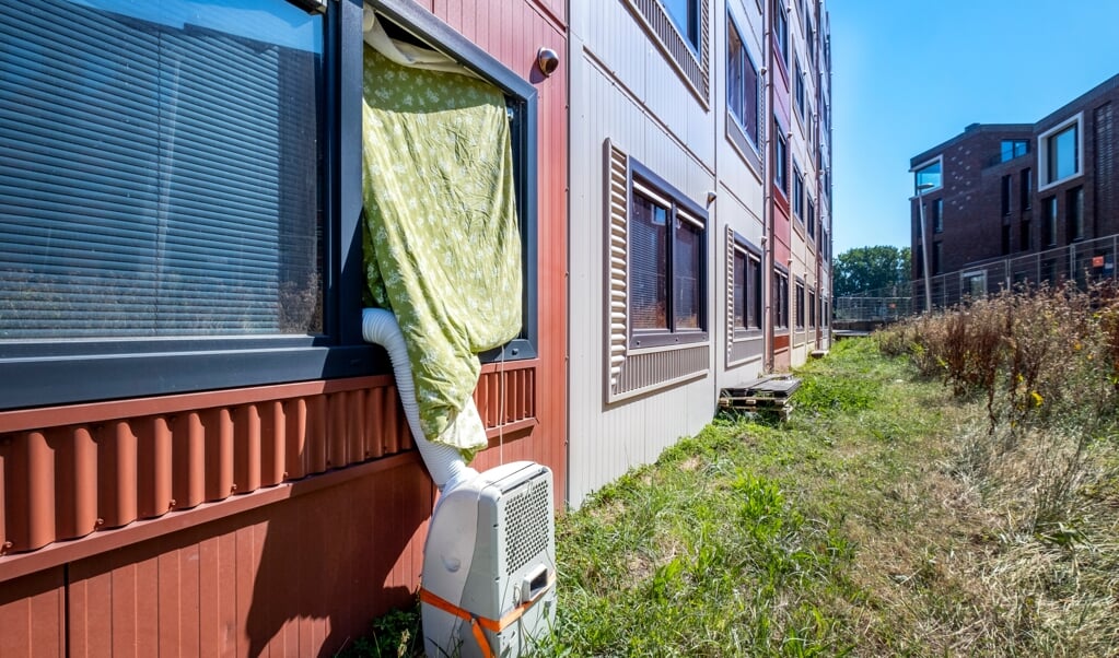 Bewoners van de containerwoningen Place2BU in de Utrechtse wijk Leidsche Rijn doen er alles aan om hun containerwoning met deze temperaturen koel te houden. (beeld Raymond Rutting)