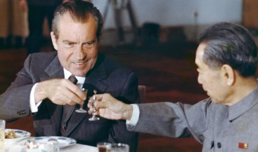 President Richard Nixon (l) heft het glas met de Chinese premier Zhou Enlai tijdens een banquet in Beijing, begin 1972. (beeld afp)