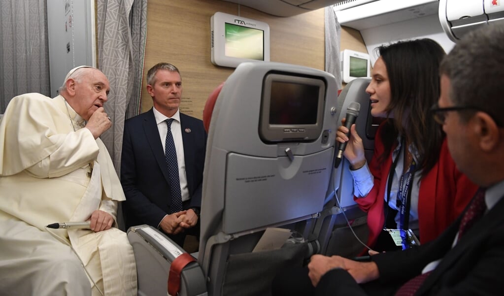Paus Franciscus luistert in het vliegtuig tussen Canada en Rome naar de Amerikaanse journaliste Claire Giangravé van Religion News Service die hem de vraag stelt of het katholieke verbod op anticonceptie ooit kan veranderen. (beeld epa - Vatican Media)