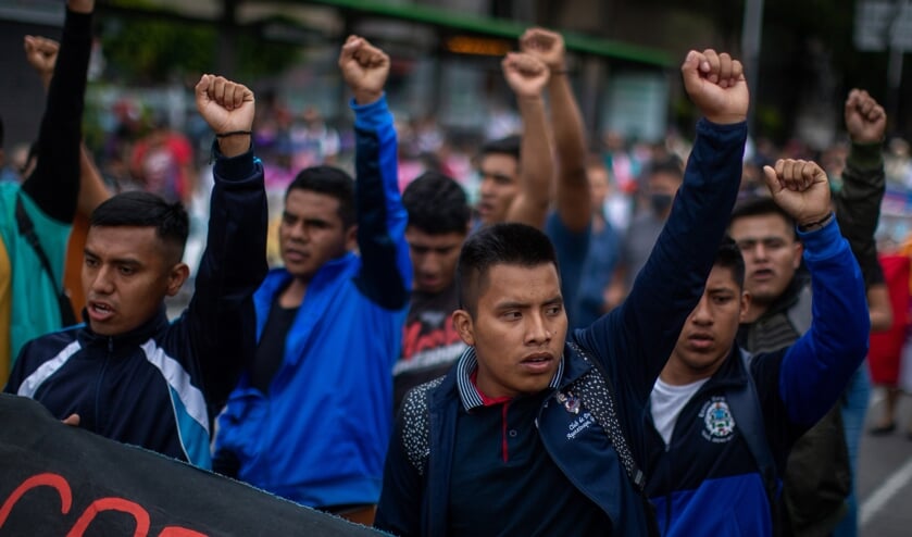 Honderden mensen protesteren in juni om de verdwijning van 43 studenten uit Ayotzinapa in Mexico Stad, acht jaar geleden.