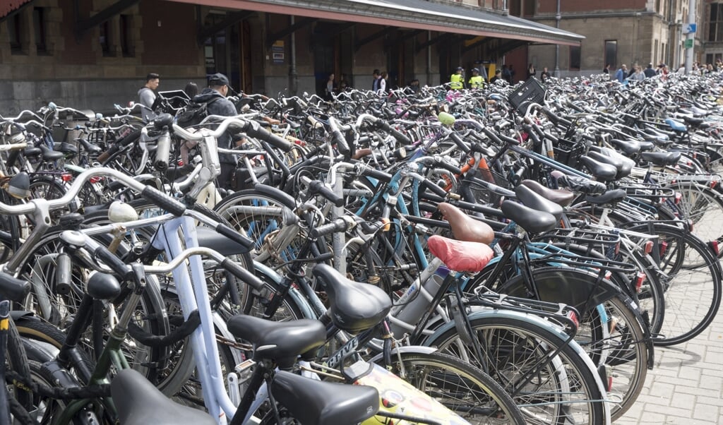 Geparkeerde fietsen bij het Amsterdams Centraal Station.  (beeld anp / Jerry Lampen)