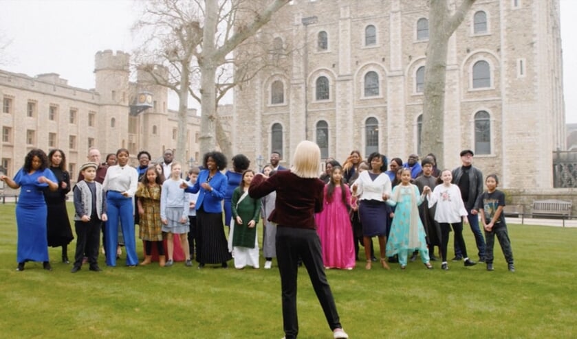 In een special ter gelegenheid van haar platinajubileum werd een speciaal gecomponeerd lied voor koningin Elizabeth uitgezonden in Songs of Praise: Rise up and serve.