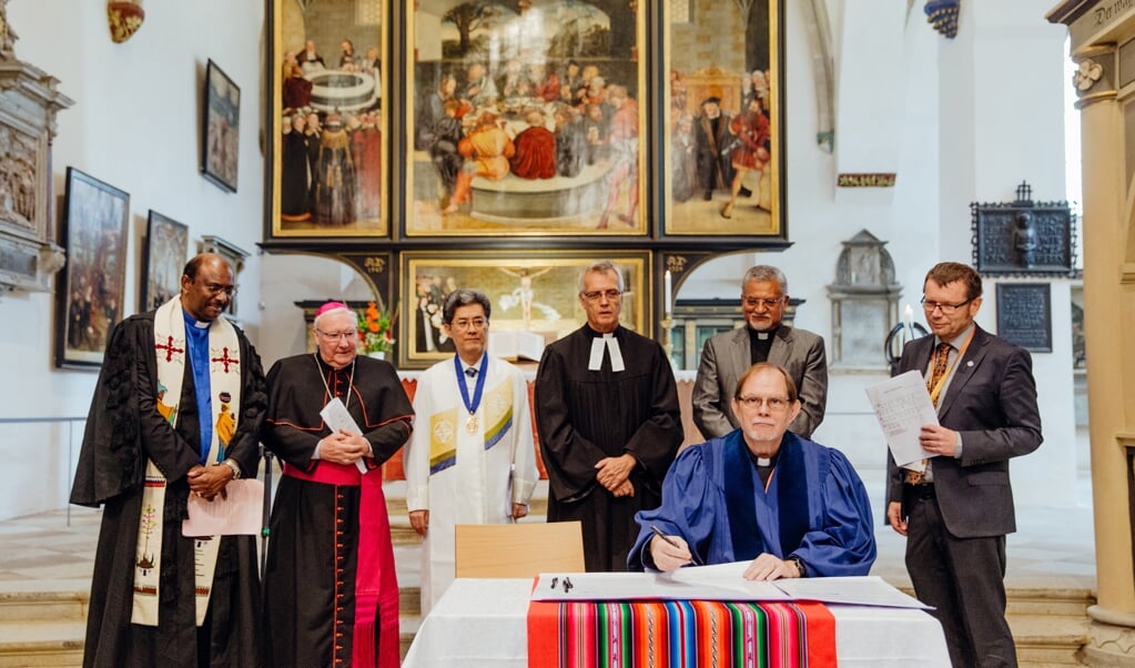 In het Reformatiejaar 2017 ondertekende de WCRC in Wittenberg (Duitsland) de door de Lutherse Wereldfederatie en het Vaticaan in 1999 opgestelde Gemeenschappelijke Verklaring over de Rechtvaardigingsleer. 'Een oecumenische doorbraak', vindt Hanns Lessing (uiterst rechts op de foto). (beeld Anna Siggelkow)