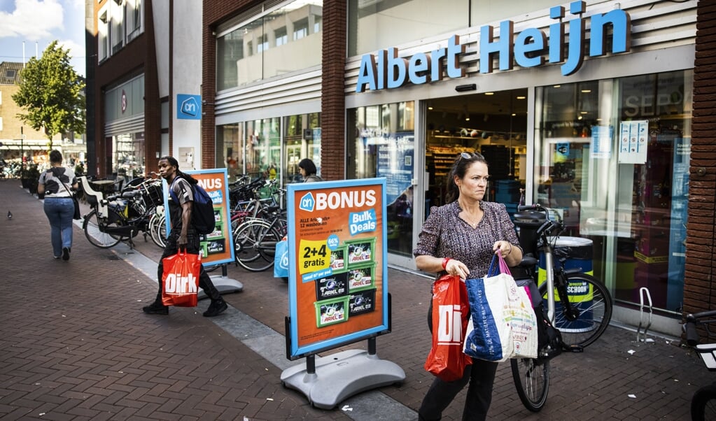 De torenhoge rekening voor grondstoffen en energie? Die lijkt vooralsnog vooral op het bordje van de consument te liggen. (beeld anp / Ramon van Flymen)