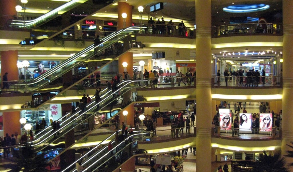 De airconditionings in shopping malls, zoals deze ten oosten van hoofdstad Caïro, mogen maar tot 25 graden afkoelen. (beeld afp / Khaled Desouki)