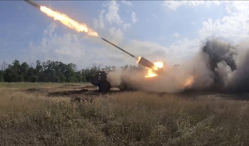 Een beeld uit een video, afkomstig van de persdienst van het Russische ministerie van Defensie, toont een Russische raketlancering tijdens gevechten.  (beeld Epa/russian Defence Ministry Press Service)