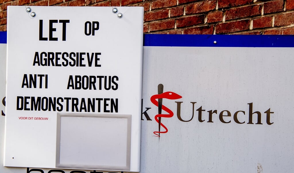 Voor de deur van abortuskliniek Het Vrelinghuis, gevestigd in het gebouw van de Stadskliniek Utrecht aan de Biltstraat, hangt een bord waarmee wordt gewaarschuwd voor agressieve anti-abortusdemonstranten.  (beeld anp / Robin Utrecht)