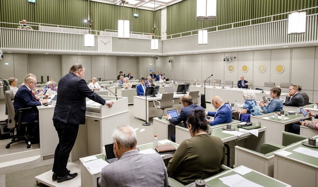 Ernst Kuipers, minister van Volksgezondheid, Welzijn en Sport, en Henk Otten (Fractie Otten) tijdens een plenaire vergadering in de Eerste Kamer over de verlenging van de coronawet in mei. (beeld anp / Sem van der Wal)