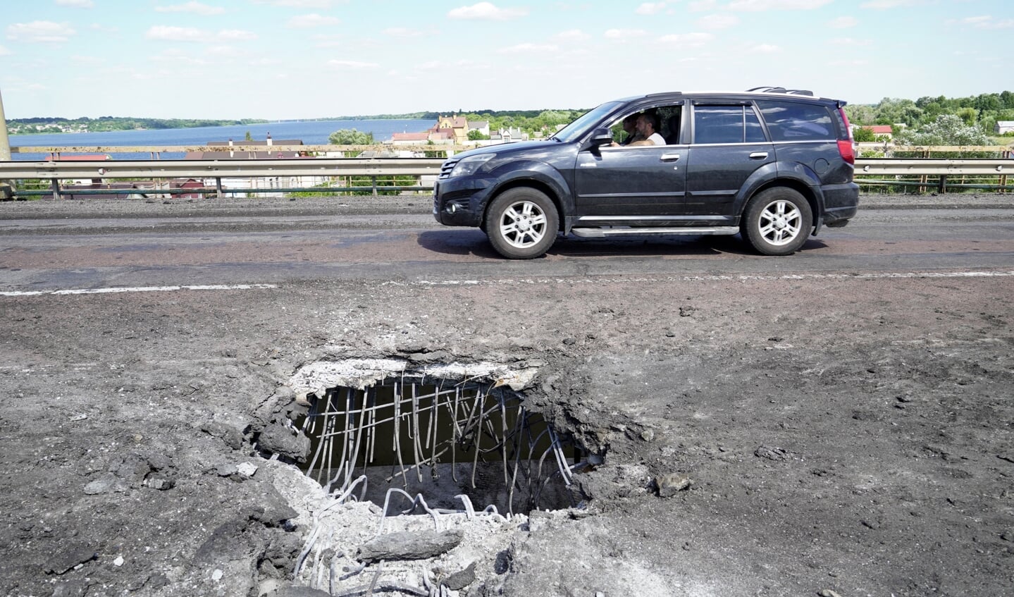Het resultaat van een Oekraïense raketaanval op de Antonivsky-brug in Cherson in juli. De brug is inmiddels te zwaar beschadigd om nog gebruikt te kunnen worden.