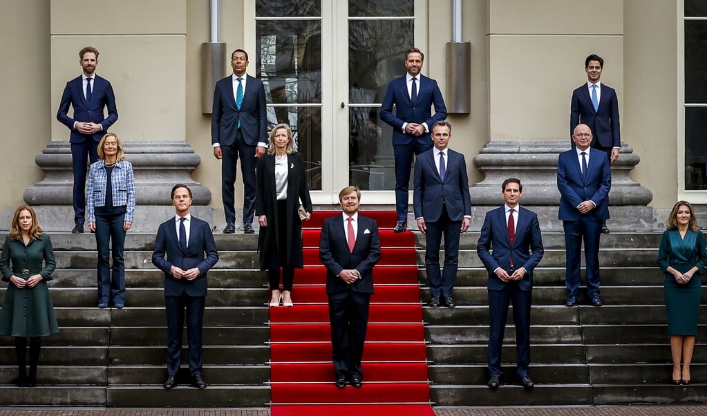 Het kabinet-Rutte IV op het bordes van Paleis Noordeinde. (beeld anp / Pool Royal Images sem van der wal)
