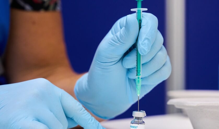 2022-07-25 17:01:59 RIJSWIJK - Een medewerker van de GGD Haaglanden zet de spullen klaar om een vaccinatie te zetten tegen het apenpokkenvirus. De GGD Haaglanden en Amsterdam starten met het vaccineren van specifieke risiciogroepen die de grootste kans op besmetting van monkeypox lopen. Iedereen die in aanmerking komt voor een vaccinatie ontvangt een persoonlijke uitnodiging van de GGD. ANP PHIL NIJHUIS