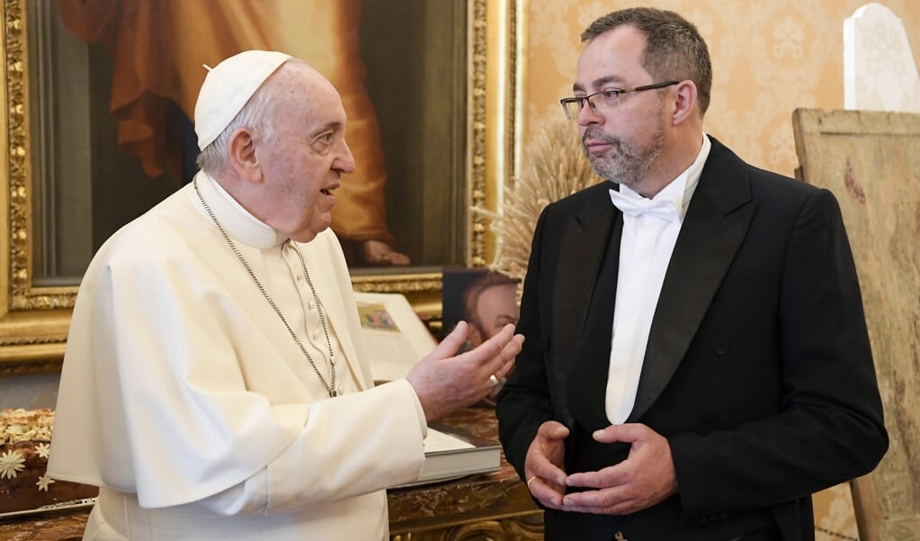 Paus Franciscus en de Oekraïense ambassadeur bij de Heilige Stoel, Andrii Yurash.  (beeld Epa / Vatican Media )