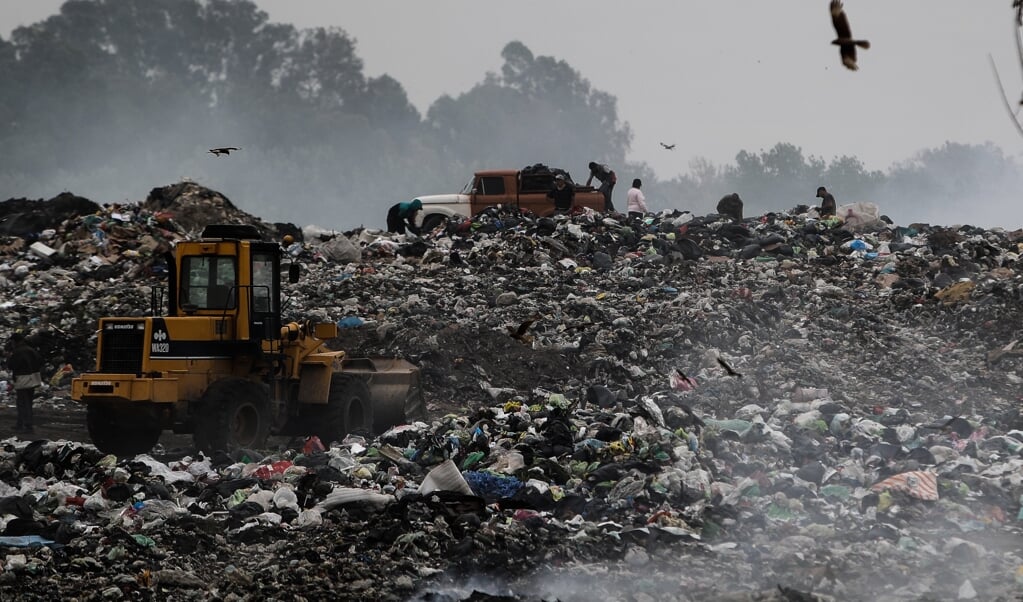 De grootste open vuilnisbelt van Buenos Aires. Satellietonderzoek laat zien dat vuilnisbelten bij grote steden soms veel methaan uitstoten.  (beeld epa / Juan Ignacio Roncoroni)