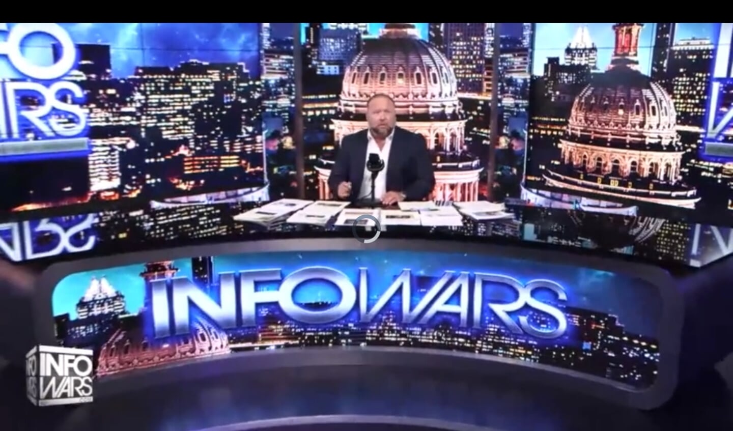 Ales Jones aan het begin van zijn talkshow op InfoWars, over de rechtszaak tegen hem