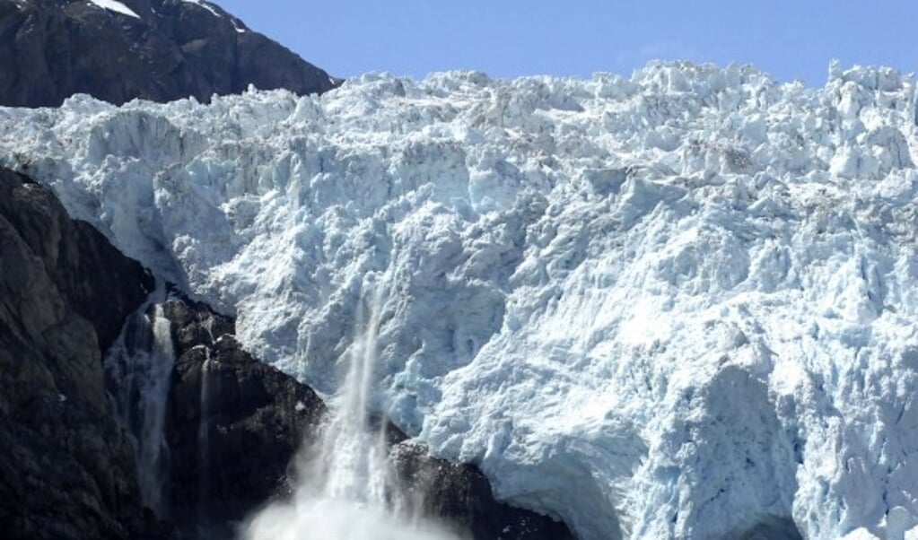 Holgate Glacier, die in de zee eindigt, leek te krimpen maar blijkt de afgelopen jaren gegroeid te zijn.  (beeld U.S. National Park Service / Deborah Kurtz)