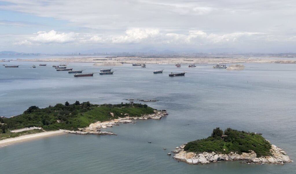 Chinese schepen liggen woensdag dichtbij de Taiwanese Kinmen eilanden, met het Chinese eiland Dadeng op de achtergrond.  (beeld afp / Sam Yeh / afp)