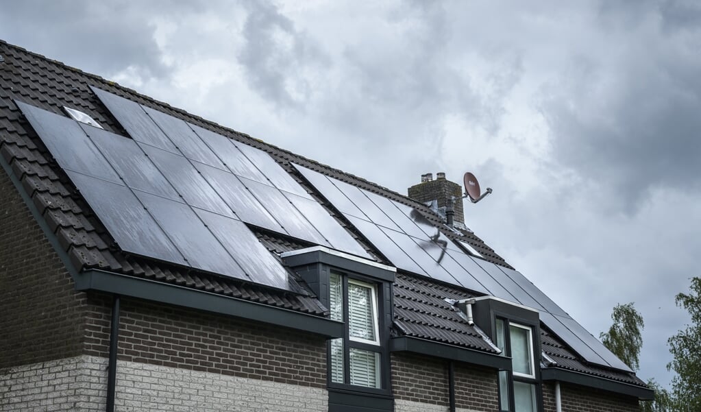 Zonnepanelen op het dak van een woning. Door de hoge energieprijs zijn panelen razend populair.  (beeld anp / Kees van de Veen)