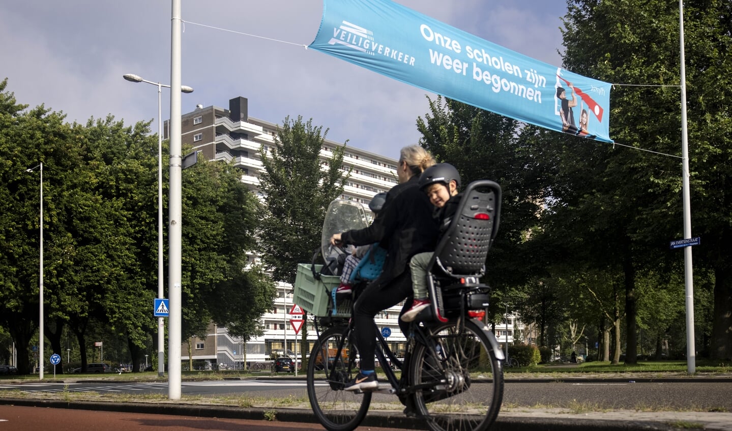 Niemand kan de boodschap van de jaarlijkse campagne van Veilig Verkeer Nederland ontgaan: de scholen beginnen bijna weer; let op de kinderen.