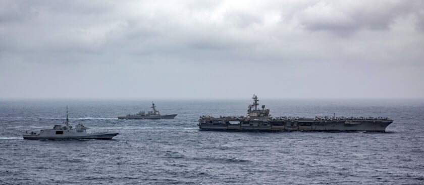 Het nucleaire vliegdekschip USS Ronald Reagan dat als veiligheidsgarantie 'dichtbij Taiwan opereert'. 