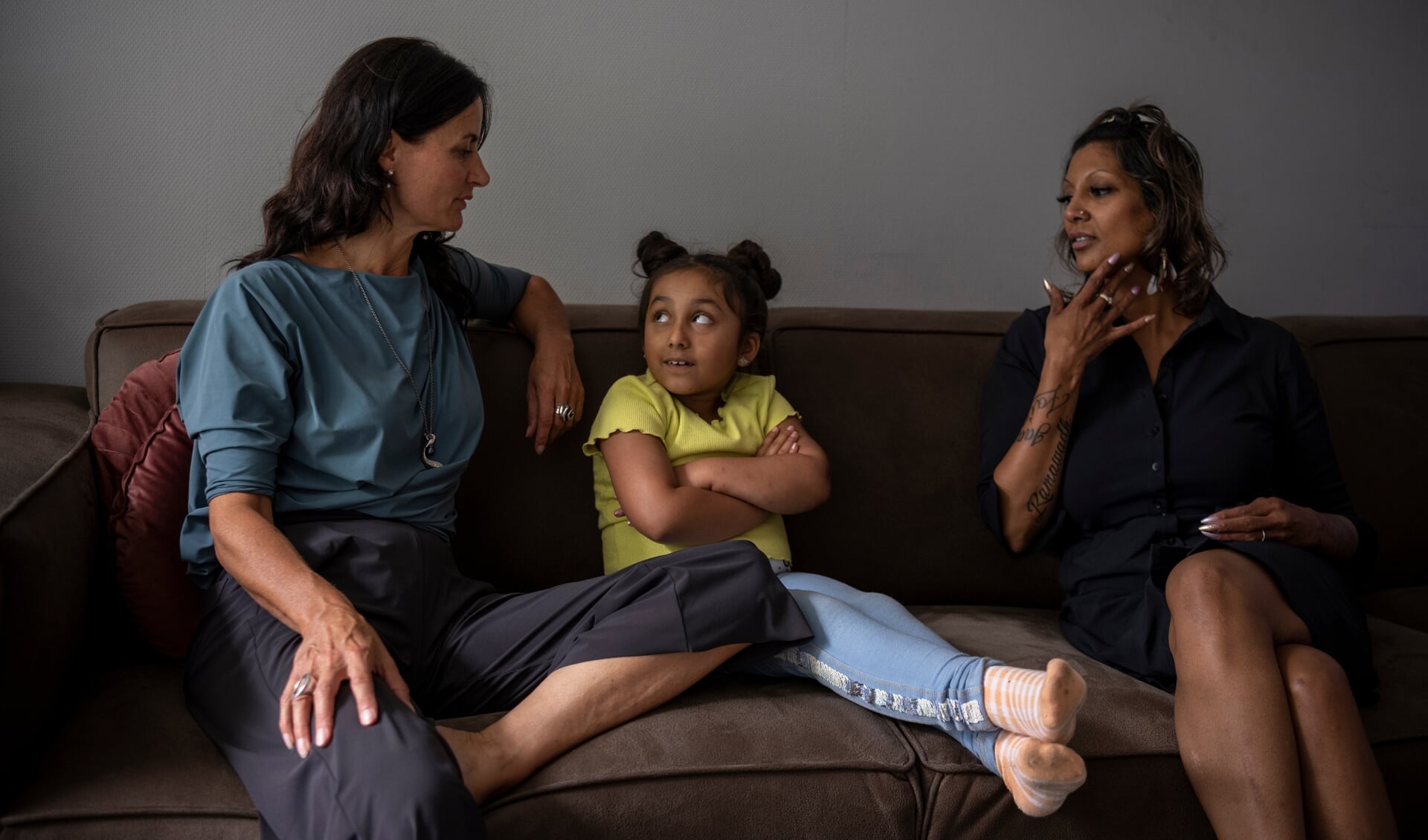 Sonja Hopmans (links) van het Ondersteuningsteam op de bank bij Sheila Badal (43) en dochter Farah (7).