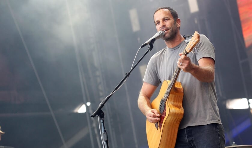 2018-07-14 18:03:00 epa06889072 US singer Jack Johnson performs during the Mad Cool Festival, in Madrid, Spain, 14 July 2018. EPA/Victor Lerena