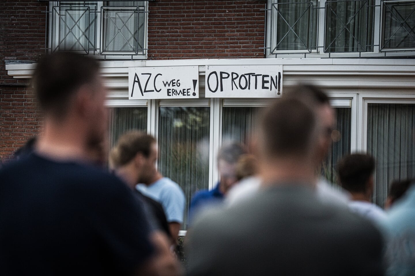 Protest bij Landhotel ’t Elshuys in Albergen. Het kabinet heeft een vergunning afgegeven voor opvang van asielzoekers op deze locatie. Door het Centraal Orgaan opvang asielzoekers (COA) toestemming te geven om er asielzoekers op te vangen, is de gemeente gepasseerd. 
