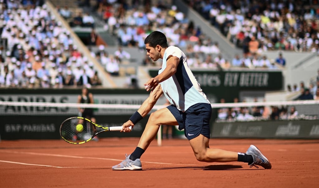 Carlos Alcarez tijdens een partij op Roland Garros in Parijs, in mei van dit jaar.  (beeld afp / Christophe Archambault)