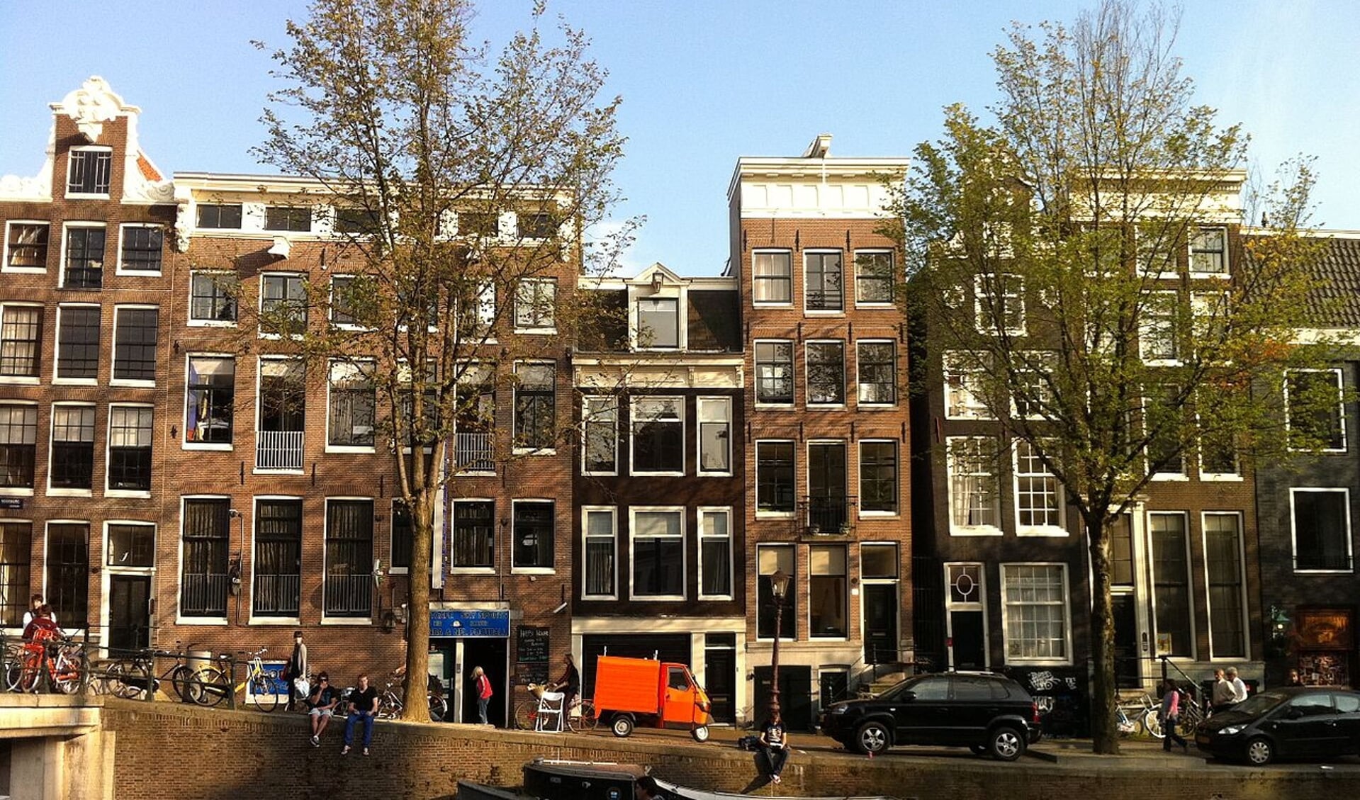 Op de zolder van het gebouw links, Oudezijds Voorburgwal 3, was de eerste ambachtsschool gevestigd.