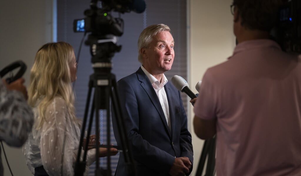 Staatssecretaris Eric van der Burg (Asiel) staat de pers te woord naar aanleiding van het besluit om een vergunning te verlenen voor de opvang van asielzoekers in een hotel in Albergen, gemeente Tubbergen. Het kabinet is van plan voor het eerst een vergunning te geven voor de opvang van asielzoekers zonder akkoord met de gemeente. (beeld anp / Jeroen Jumelet)