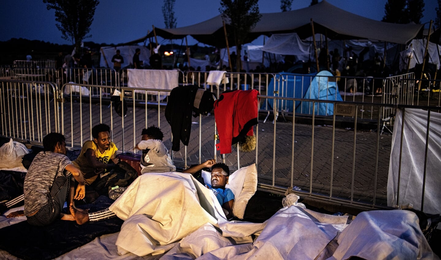 Asielzoekers bij het aanmeldcentrum in Ter Apel. De afgelopen nachten hebben honderden mensen buiten geslapen. 