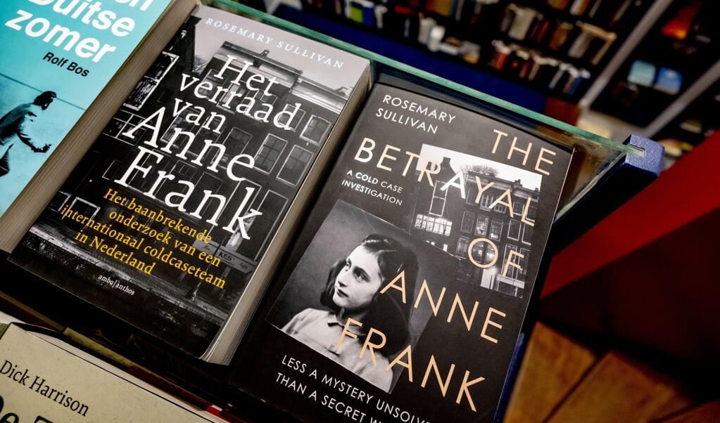 Het omstreden boek waarin gesteld wordt dat notaris Van den Bergh hoogstwaarschijnlijk de verrader was van Anne Frank.  (beeld anp / Robin Utrecht)