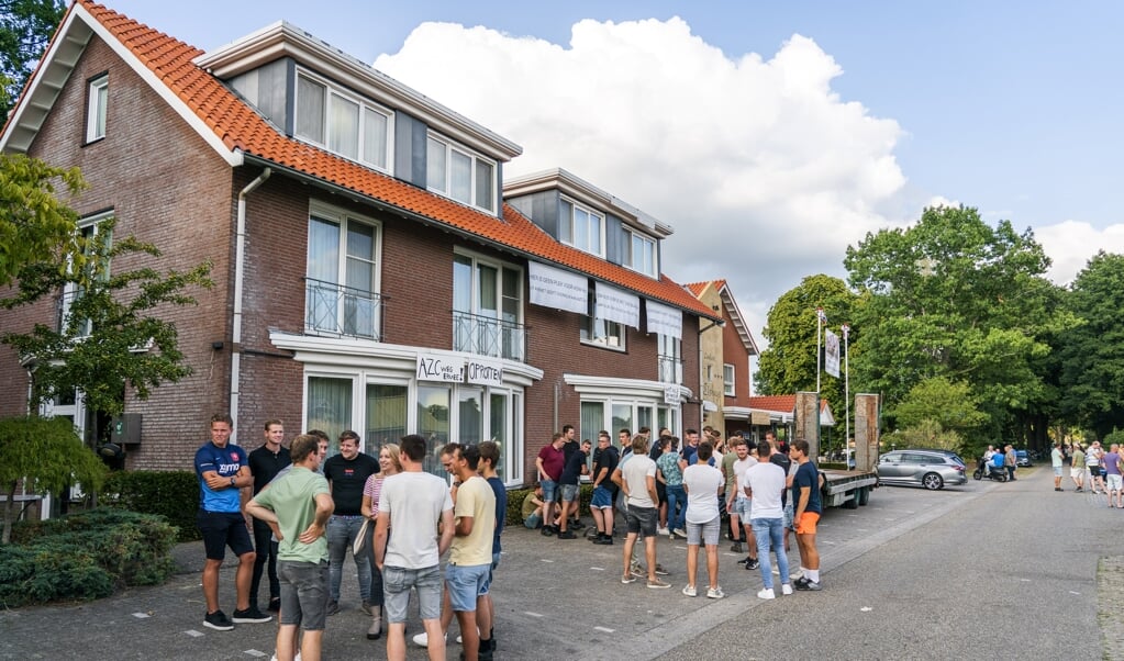Opnieuw trokken donderdagavond demonstranten naar het door het COA gekochte hotel in Albergen, onderdeel van de Overijsselse gemeente Tubbergen. (beeld anp / Jeroen Jumelet)