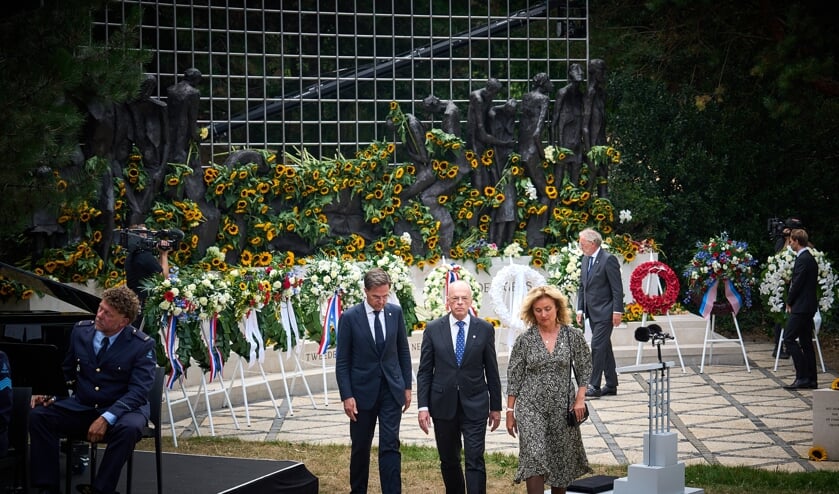 Premier Mark Rutte en de voorzitters van de Eerste en Tweede Kamer legden maandag namens de Rijksministerraad een krans bij het Indisch Monument.