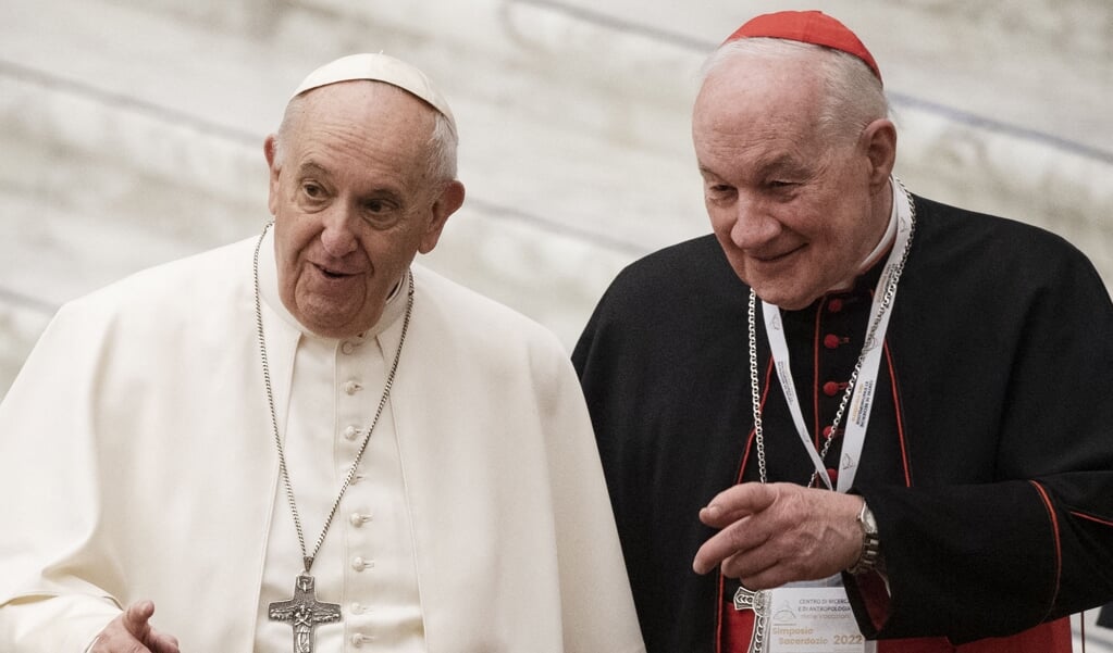 Kardinaal Marc Ouellet (rechts) samen met paus Franciscus in het Vaticaan.  (beeld afp / Tiziana Fabi )