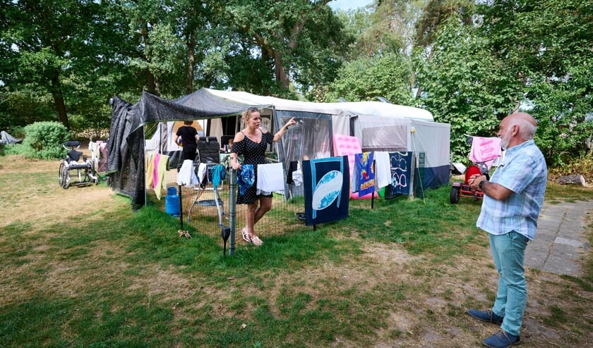 Campinggast Linda van der Laan (links) werd als zestienjarige ten onrechte door campingeigenaar Gerhard Hobelman (rechts) van de camping verwijderd en kreeg later hiervoor van hem een handgeschreven excuusbrief.