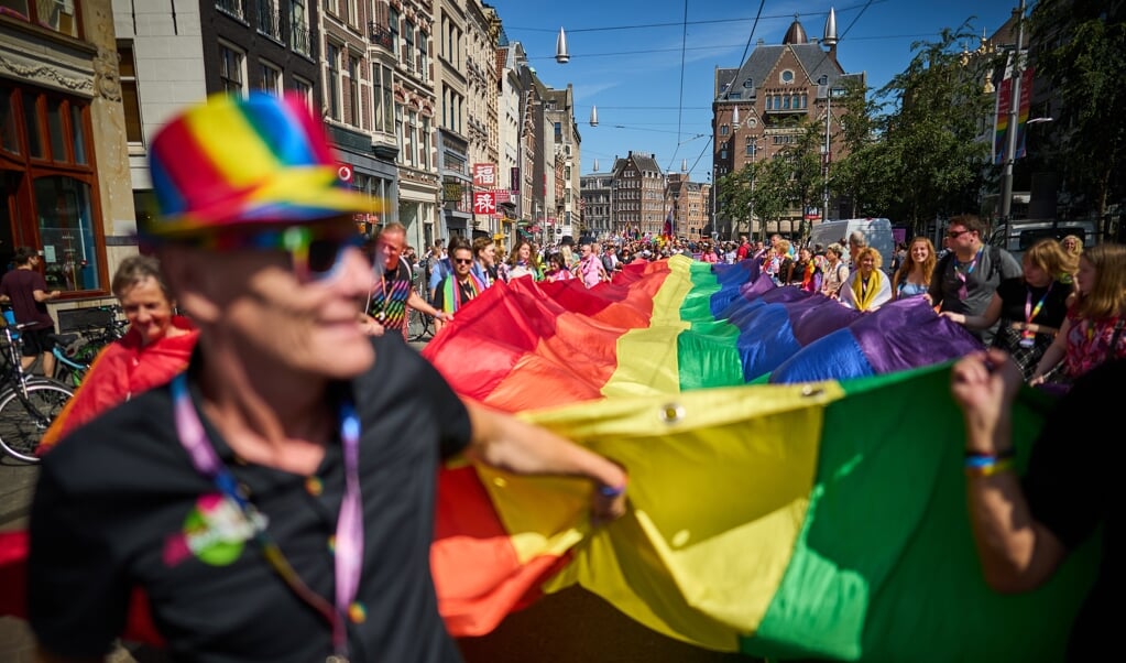Deelnemers aan de Pride Walk (30 juli) lopen door Amsterdam. 'In landen waar de kerk niet voor hen opkomt, worden leden van de lhbt-gemeenschap vaak gediscrimineerd en onderdrukt.'  (beeld anp / Phil Nijhuis)