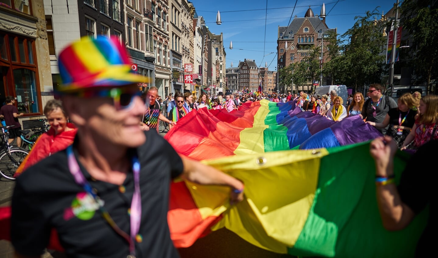 Deelnemers aan de Pride Walk (30 juli) lopen door Amsterdam. 'In landen waar de kerk niet voor hen opkomt, worden leden van de lhbt-gemeenschap vaak gediscrimineerd en onderdrukt.'