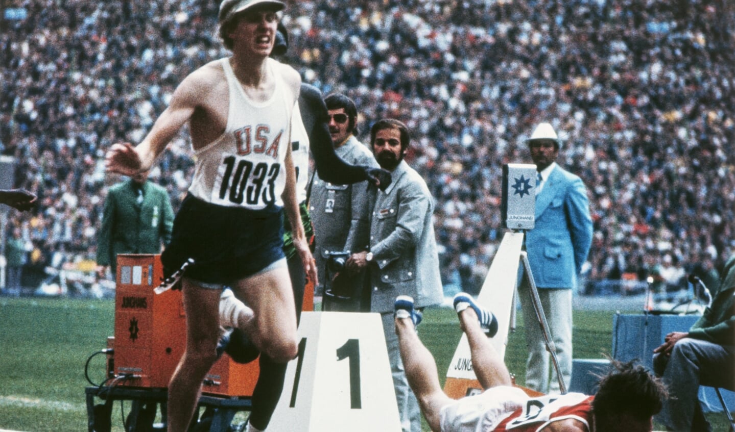 Atleet Dave Wottle - met pet - tijdens zijn beroemde race op de Olympische Spelen van 1972. 
