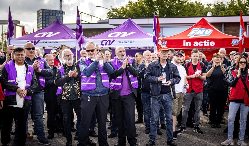 Een vakbond wordt soms gezien als schadelijk voor de economie, maar is juist nuttig voor innovatie. Beeld: een stakingsbijeenkomst van het vervoersbedrijf HTM (juni). (beeld anp / Ramon van Flymen)
