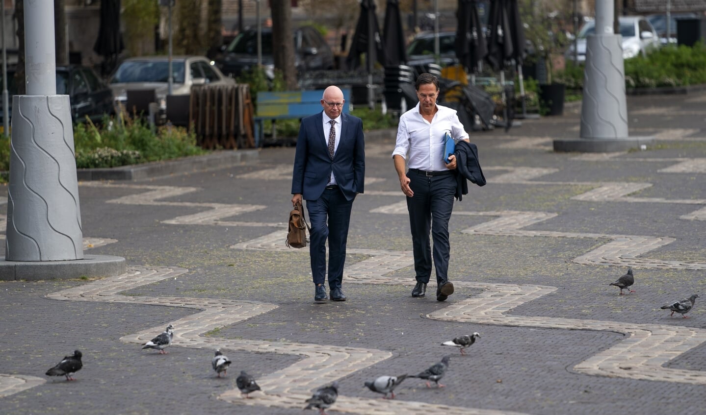Premier Mark Rutte en minister Henk Staghouwer op weg naar een gesprek met stikstofbemiddelaar Johan Remkes en onder meer de provincies.