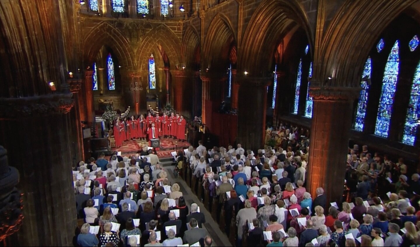 Beeld uit een uitzending van het populaire BBC-programma Songs of Praise vanuit de kathedraal in de Engelse plaats Durham.