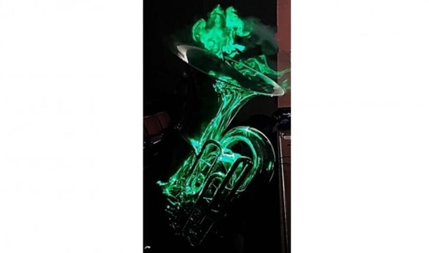 Luchtstroom uit een tuba, zichtbaar gemaakt met laserlicht.