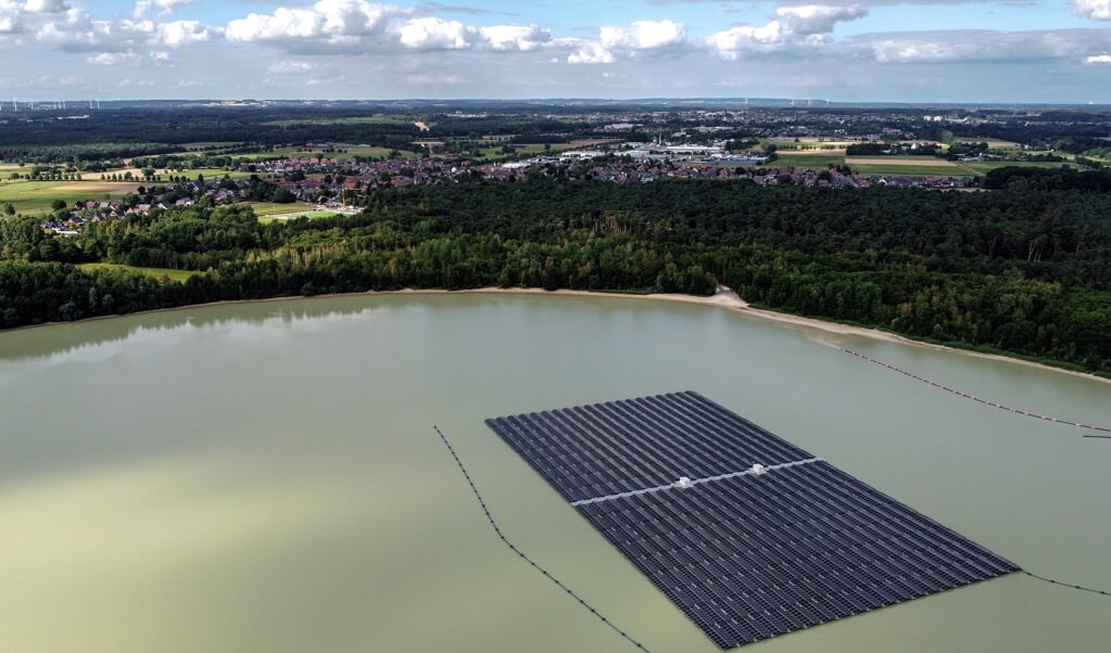 Het grootste drijvende zonnepaneel in Duitsland: op de Silbersee, een meer in Haltern.   (beeld Epa)