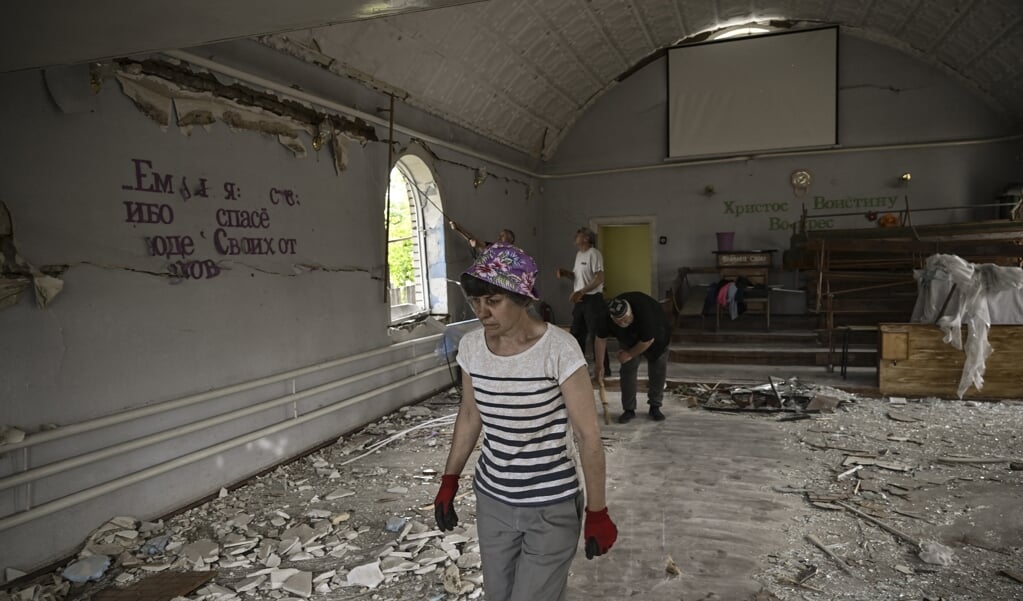 Verwoestingen in een kerkgebouw in Druzhkivka, in het oosten van de Donbas.  (beeld afp / Aris Messinis)